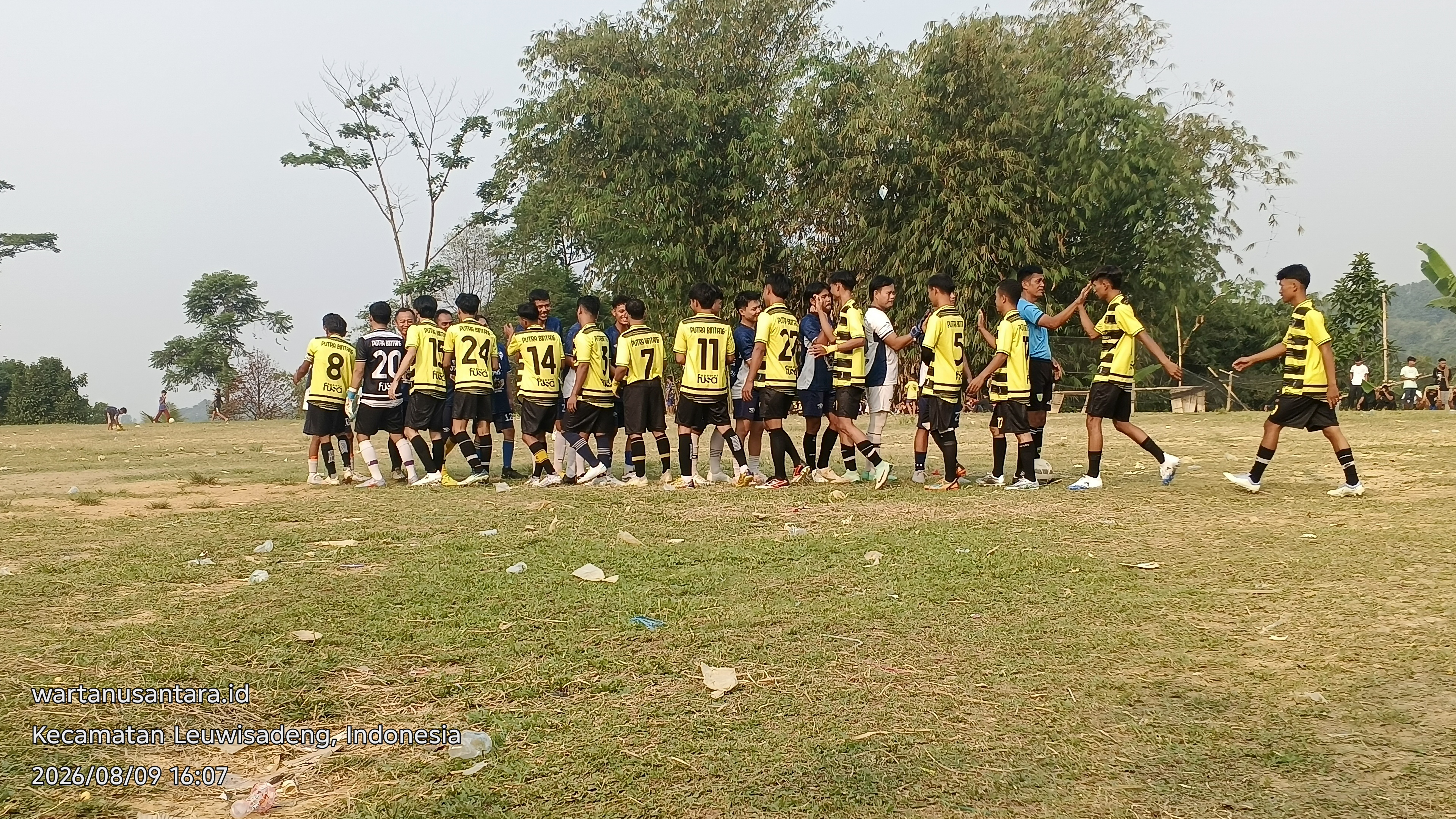 Tokoh pemuda kawal keamanan pertandingan sepakbola antar RT DI kampung cimanggu