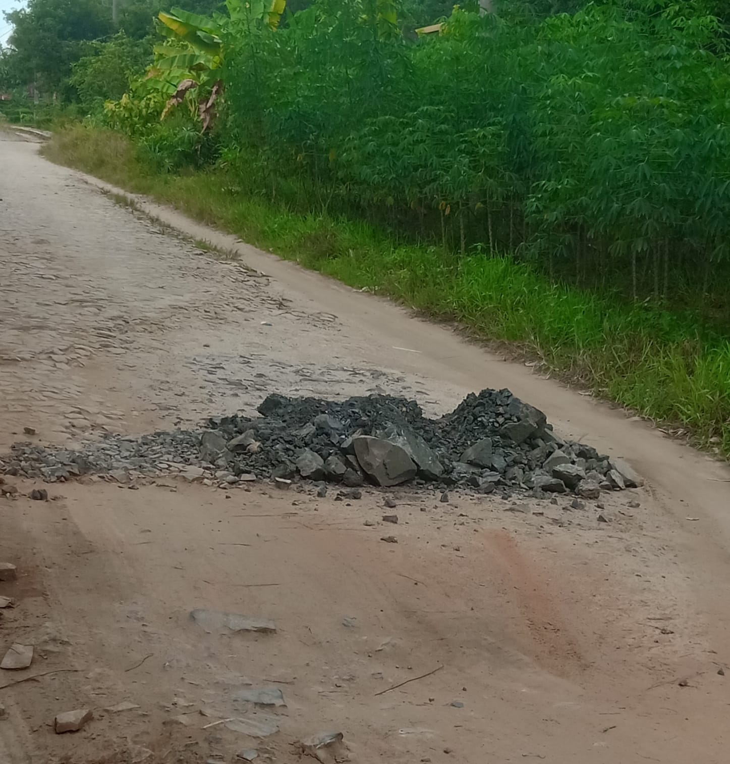 Warga keluhkan tumpukan batu pitrum di jalan, potensi bahayakan pengendara